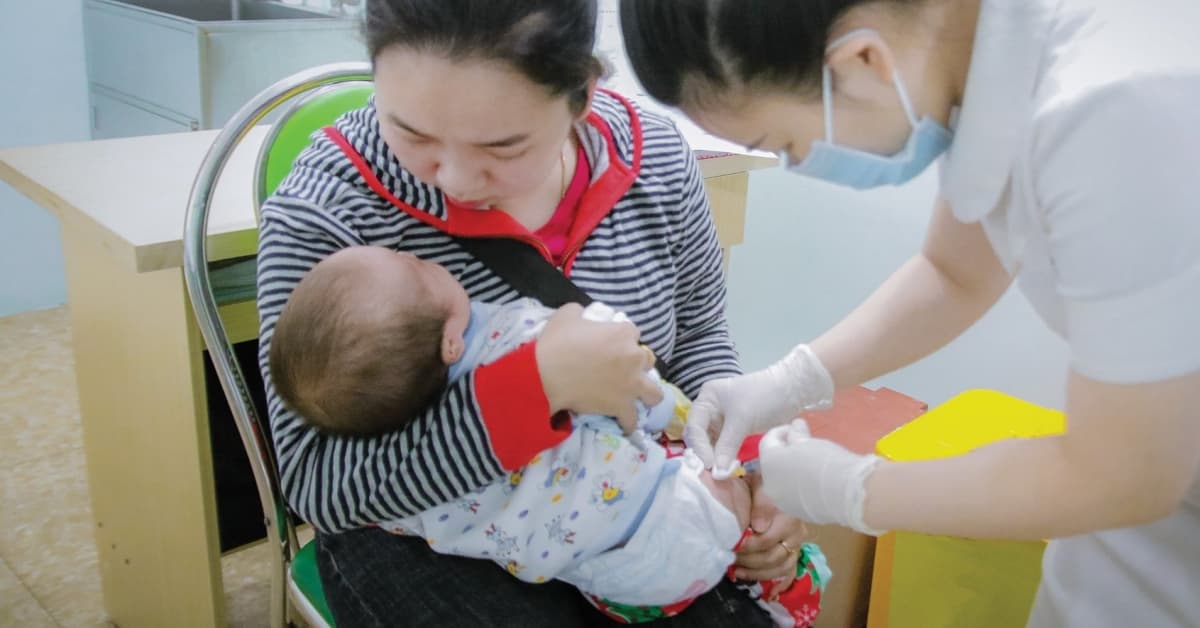 Bé nên tiêm phòng gì trong mùa hè để tăng cường đề kháng?