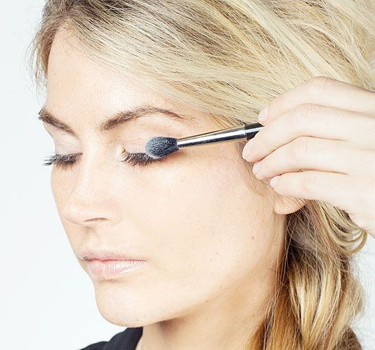 Dùng phấn phủ dạng bột để hút phần vón cục của mascara