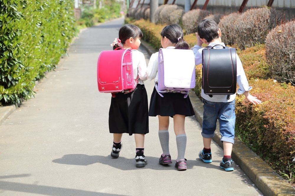 Tại sao trẻ em Nhật Bản lại sử dụng cặp chống lưng gù Randoseru chứ không phải ba lô thông thường?