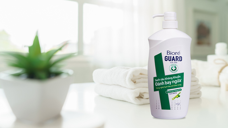 Sữa tắm kháng khuẩn thanh mát hứng khởi Bioré Guard Body Foam Lively Refresh 880ml