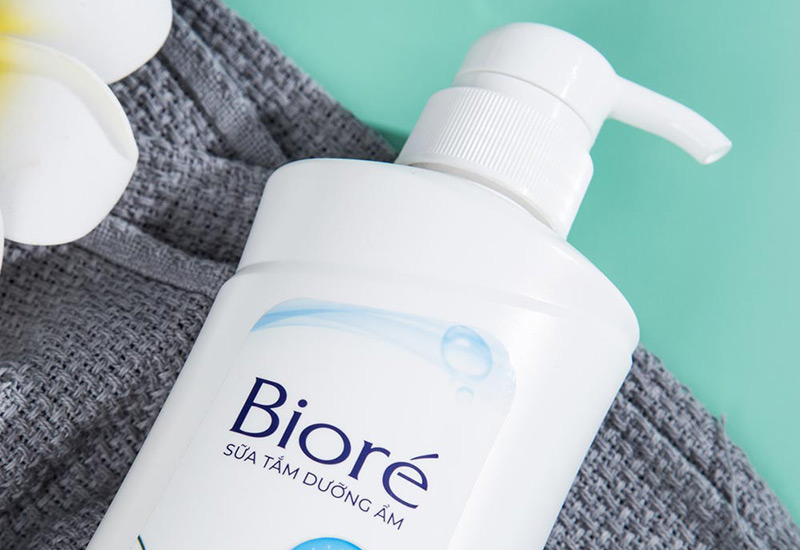 Sữa tắm dưỡng ẩm mịn da hương sữa Bioré 200g