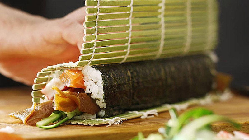 Mành cuộn Sushi bằng tre kèm muôi xới (Cỡ vừa)