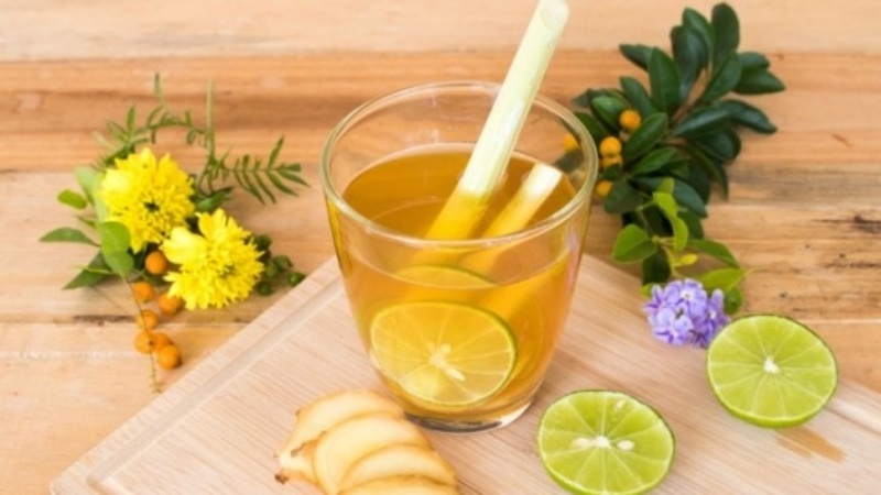 Nước detox được chế biến từ chanh và mật ong