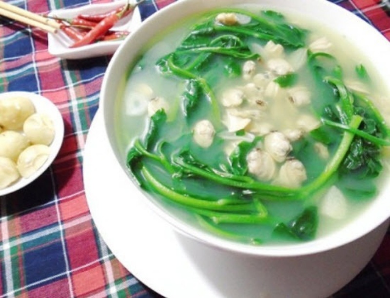 Canh rau muống nấu hến