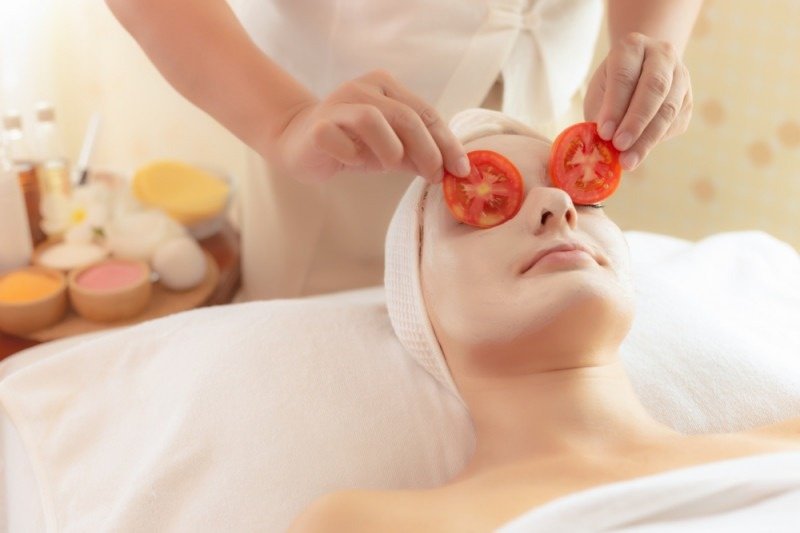 Cách trị sạm da mặt bằng cà chua