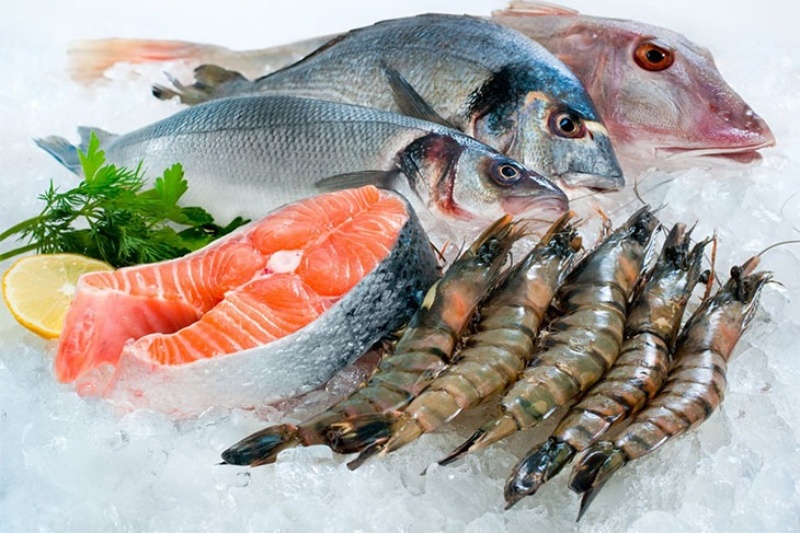 Cá và hải sản nhanh chín nên cho vào giai đoạn nấu sau cùng