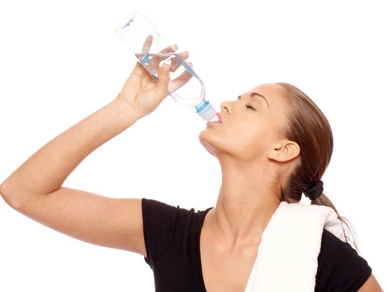 Uống nhiều nước hằng ngày là một khởi đầu tốt cho da