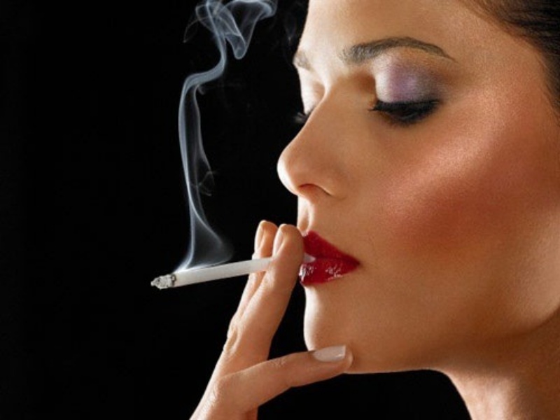 Khói thuốc lá sẽ gây ảnh hưởng xấu đến làn da của bạn