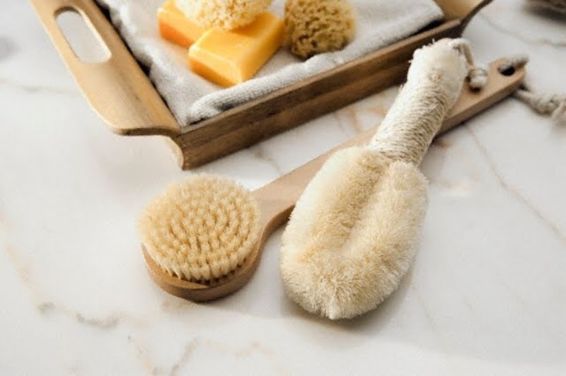 Chọn bàn chải có lông tự nhiên, độ cứng vừa phải
