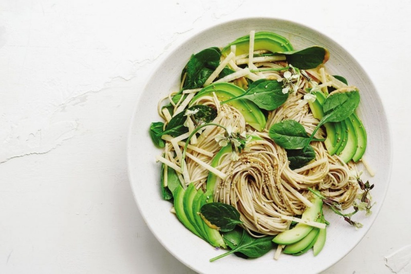 Hỗn hợp salad và mì Soba