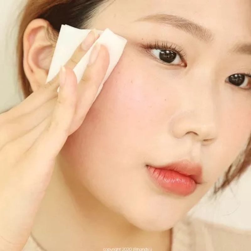 Vẫn còn tàn dư makeup trên bông tẩy trang