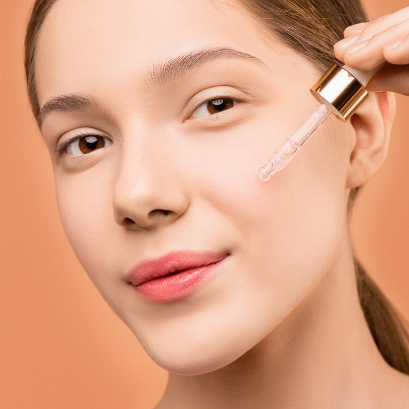 Sử dụng Serum Vitamin C trong quy trình skincare sẽ giúp bạn cải thiện nhiều vấn đề về da