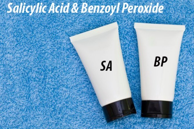 Salicylic Acid hoặc Benzoyl Peroxide 