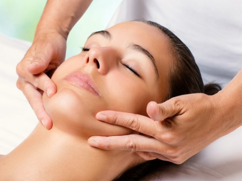 Massage thường xuyên để nâng cơ mặt