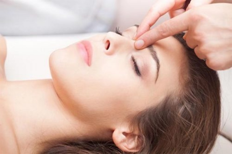 Thực hiện massage với kem dưỡng giúp làn da săn chắc sau sinh
