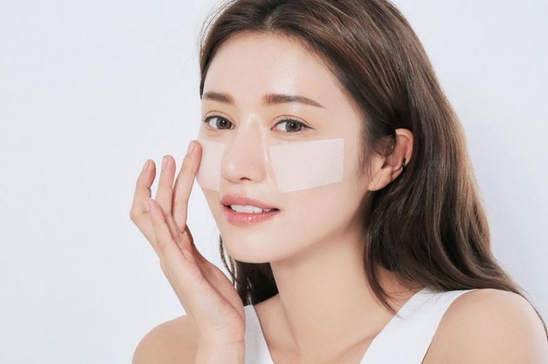 ​Bạn không nên sử dụng các sản phẩm chứa cồn trong quá trình chăm sóc da mụn