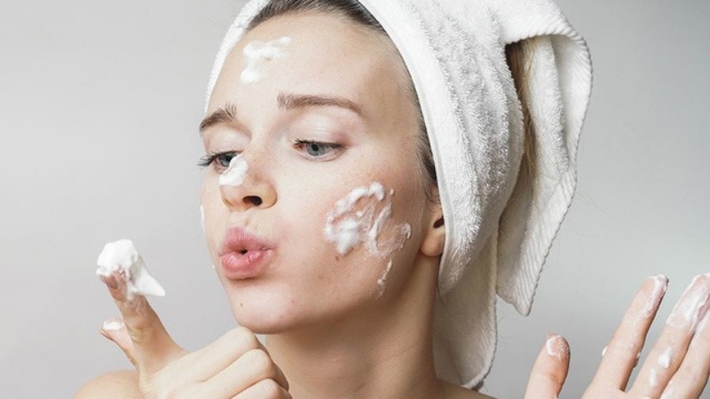Rửa mặt 2 lần trong ngày là bước không thể thiếu trong quá trình chăm sóc da mụn