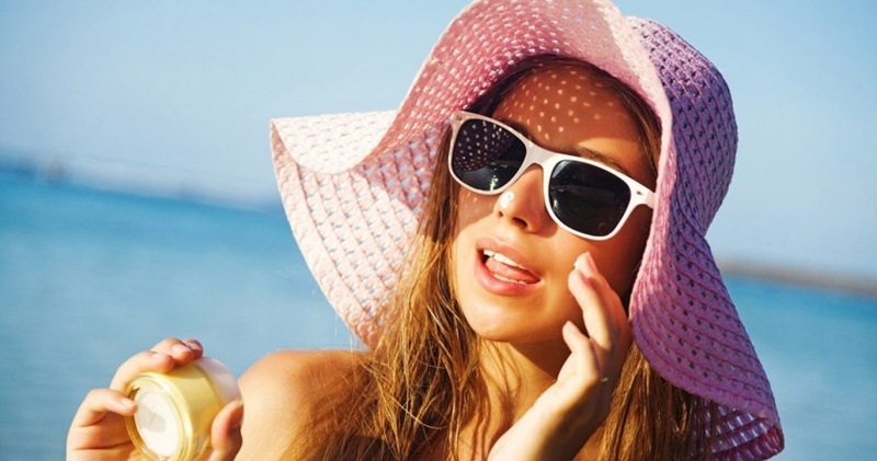 Đừng quên chăm sóc da mụn bằng các sản phẩm chống nắng chuyên dụng