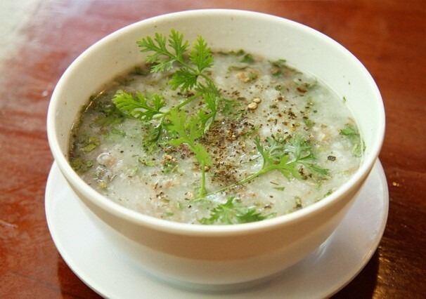 Cháo, súp là những món ăn phù hợp cho bệnh nhân sau phẫu thuật.