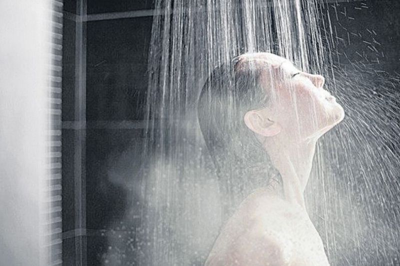 Tắm nước ấm đúng cách bảo vệ da hiệu quả. Ảnh: Internet