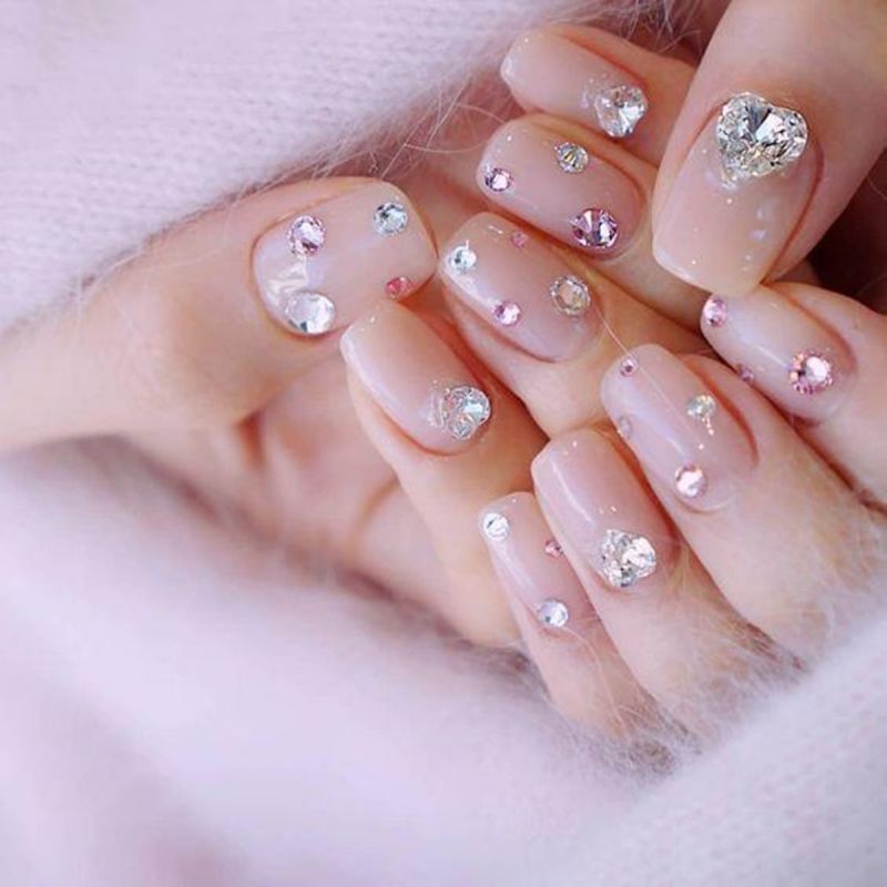 Nail đính đá lấp lánh rất được nhiều bạn gái yêu thích