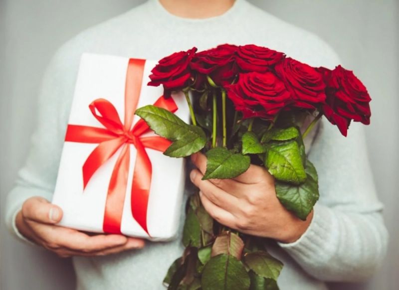 Những bóa hoa hồng đỏ thắm cùng thiệp với lời chúc ý nghĩa chính là món quà 8/3 cho cô giáo bạn không nên bỏ qua