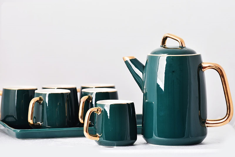 Bộ ấm trà gốm sứ Bát Tràng là món quà tặng đối tác ngày Tết mà các doanh nghiệp nên tham khảo