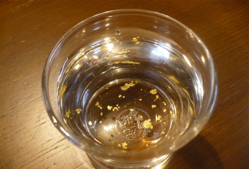Vảy vàng trong rượu có kích thước siêu nhỏ, tan nhanh trong cơ thể