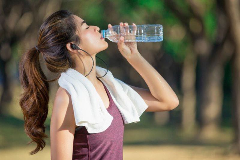 Bổ sung đủ nước cho cơ thể giúp giảm mỡ thừa