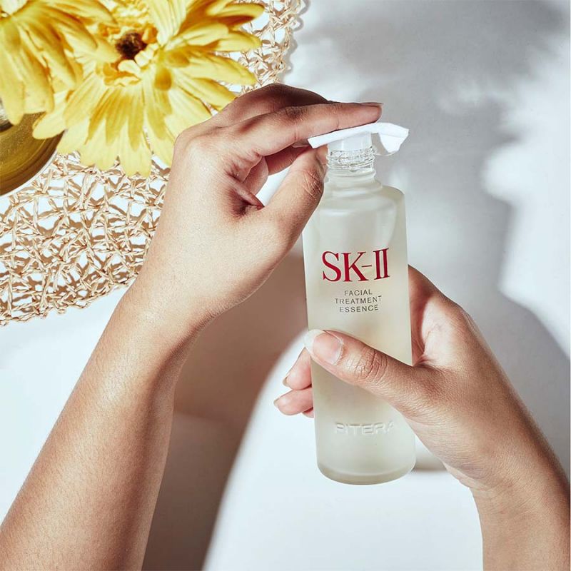 Sử dụng nước thần SK-II bằng bông tẩy trang đem đến hiệu quả tốt nhất