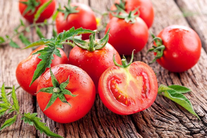 Trong cà chua chứa nhiều Vitamin C, E giúp nuôi dưỡng làn da từ sâu bên trong