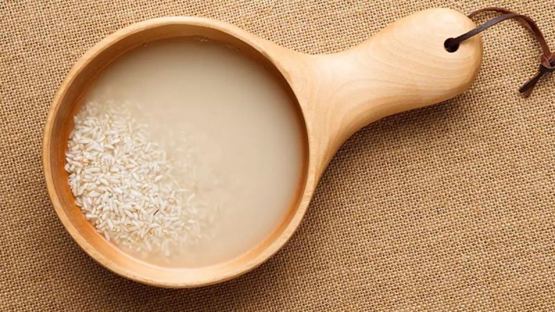 Nước vo gạo chứa nhiều dưỡng chất tốt cho làn da của chị em phụ nữ