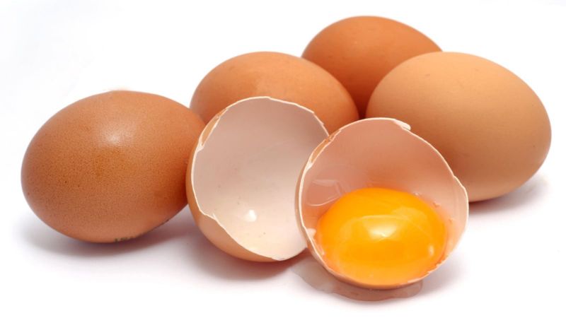 Sử dụng lòng trắng trứng gà là cách làm da mặt mịn màng không mụn tại nhà đơn giản