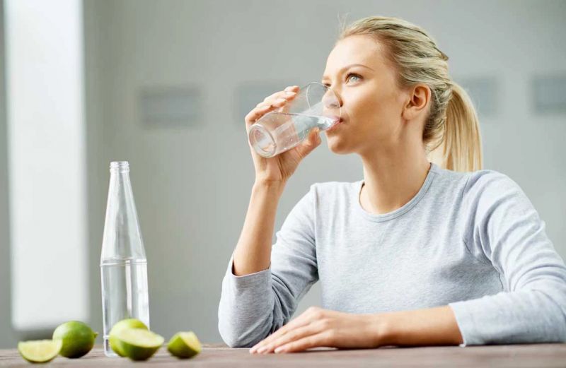 Uống đủ 2 lít nước mỗi ngày tốt cho làn da