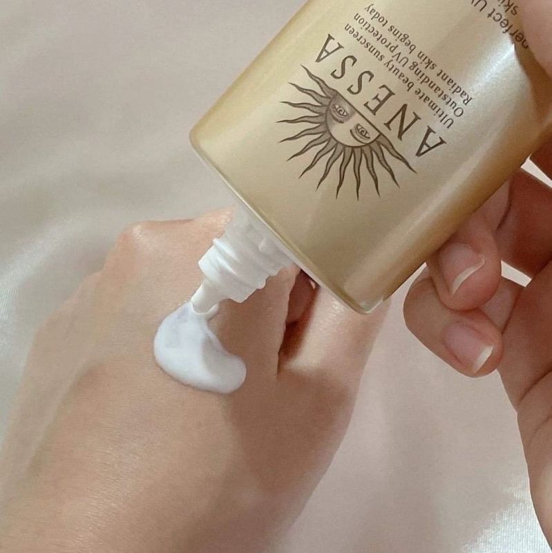 Sữa chống nắng Anessa Perfect UV Sunscreen Skincare Milk với chất kem dễ dàng thẩm thấu