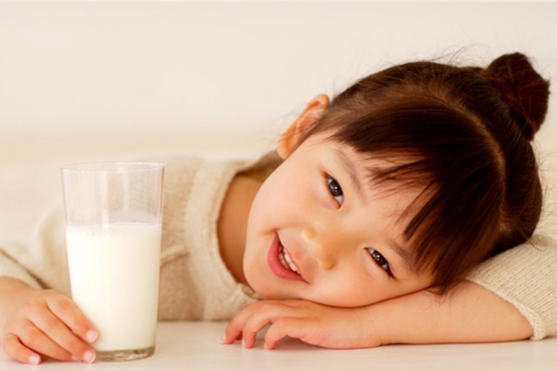 Sữa là một trong những thực phẩm nên bổ sung cho trẻ chậm tăng cân. Ảnh: Internet