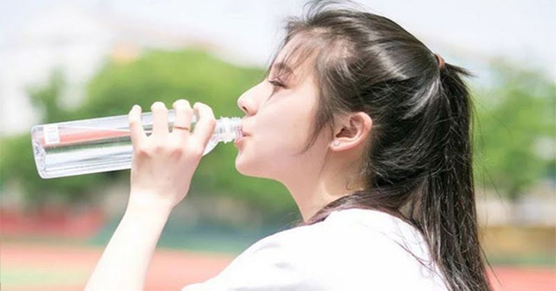 Thói quen uống nhiều nước giúp da trắng sáng