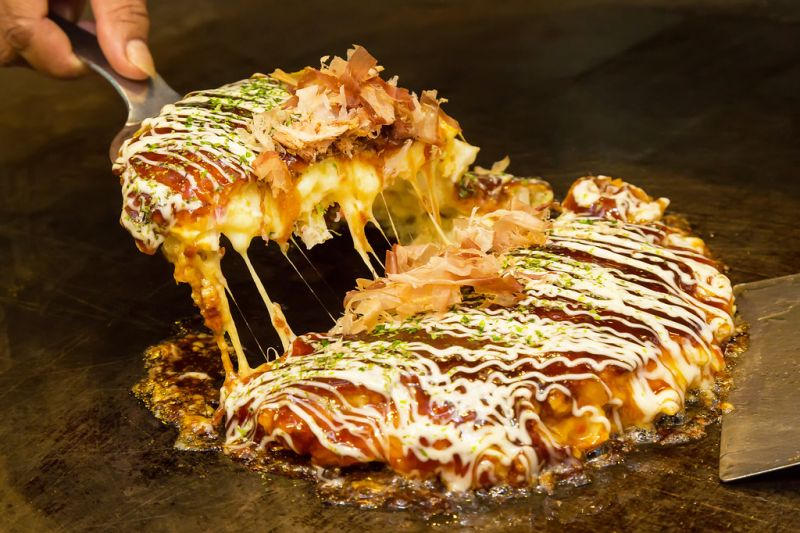 Okonomiyaki (bánh xèo Nhật Bản) là món ăn thơm ngon, hấp dẫn