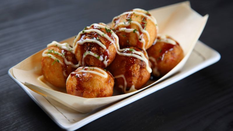 Takoyaki là món ăn ẩm thực đường phố nổi tiếng của Nhật Bản