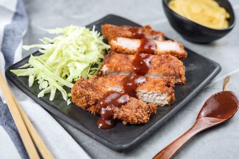 Tonkatsu là món ăn được chế biến từ thịt lợn