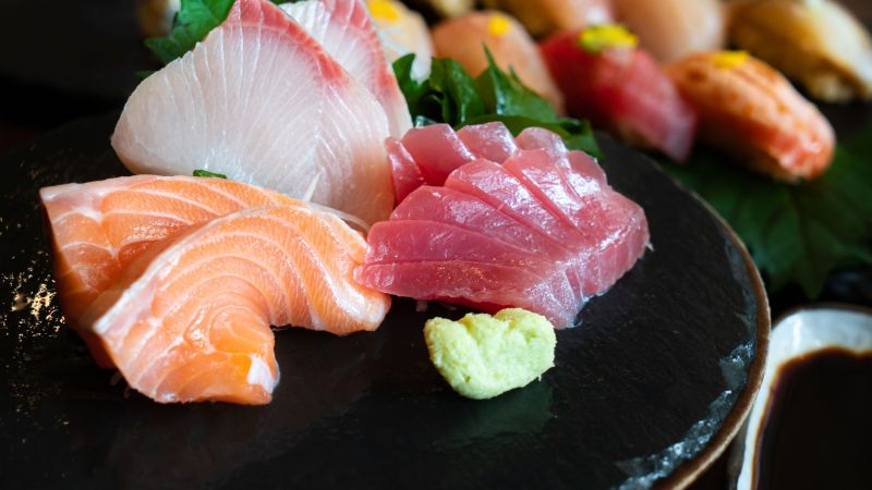 Sashimi được chế biến từ hải sản tươi