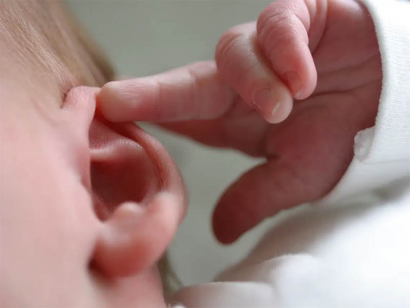 Trẻ dùng ngón tay hoặc dị vật cứng ngoáy tai sẽ khiến ráy tai nhiều hơn