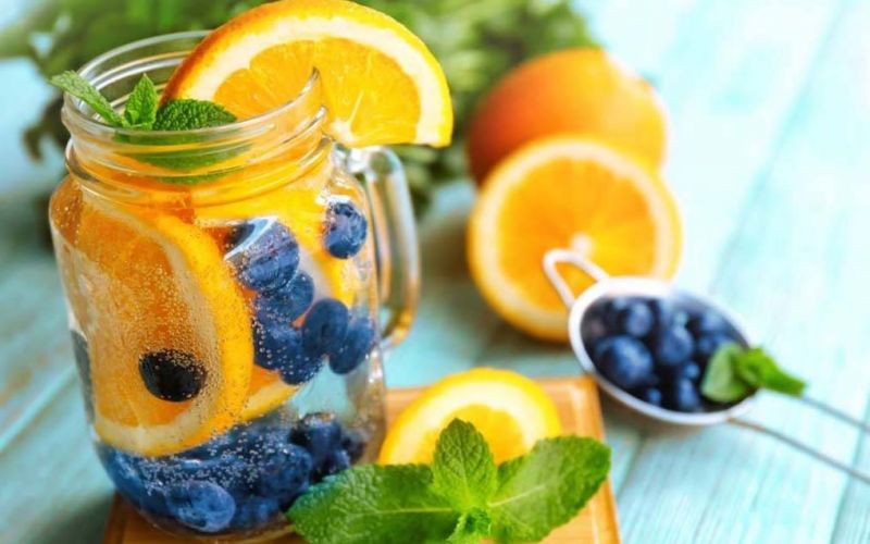 Detox giảm cân từ cam, việt quất, lá bạc hà