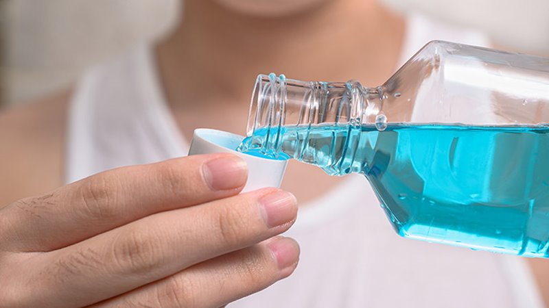Nước súc miệng có nhiều công dụng nhưng không thể thay thế việc đánh răng