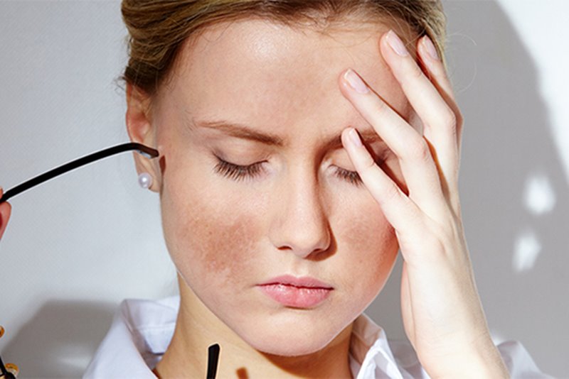 Việc sản xuất melanin dư thừa có thể gây ra nám và tàn nhang
