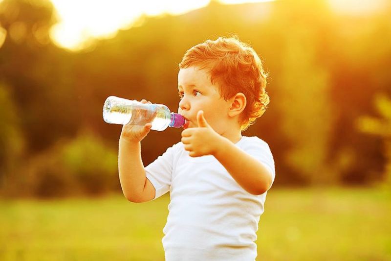 Bù nước, giải nhiệt đúng cách cho trẻ. Ảnh: Internet