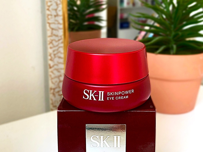 Kem mắt SK - II Skin Power chứa phức hợp Stem-Acanax Eye Complex có tác dụng kích thích các tế bào gốc hoặc lớp biểu bì nằm sâu dưới cấu trúc da