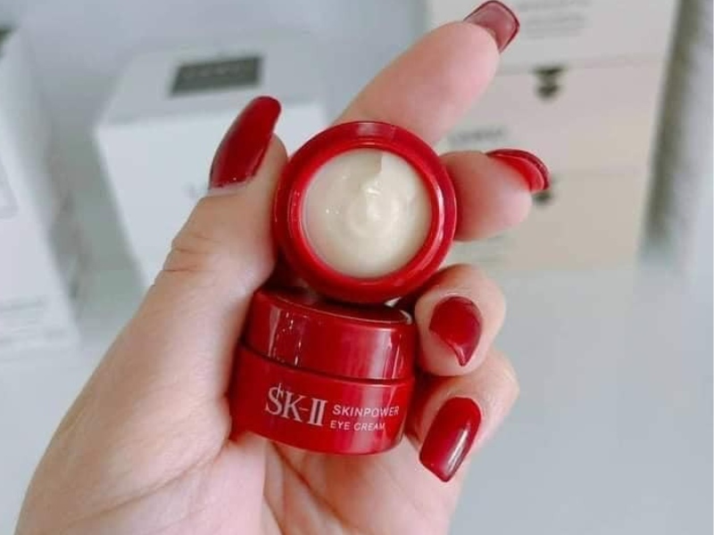 Chất kem mắt SK - II Skin Power khá nhẹ và dễ thẩm thấu, không gây bết dính