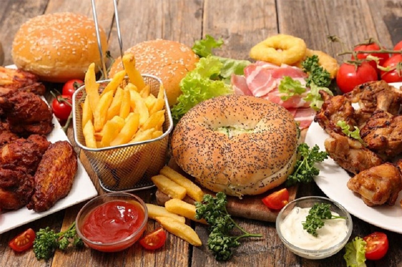 người bệnh ung thư tuyến giáp nên kiêng tối đa việc ăn các thực phẩm có nhiều đường hoặc dầu mỡ