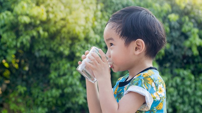 Phải cho trẻ uống đủ nước mỗi ngày. Ảnh: Internet